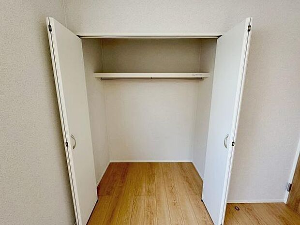 【2階 洋室 6帖 収納】上段棚付きで寝具なども収納いただけます◎