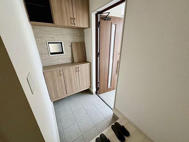 【玄関】飾り棚つきのシューズボックス♪天井高でたっぷり収納できます◎