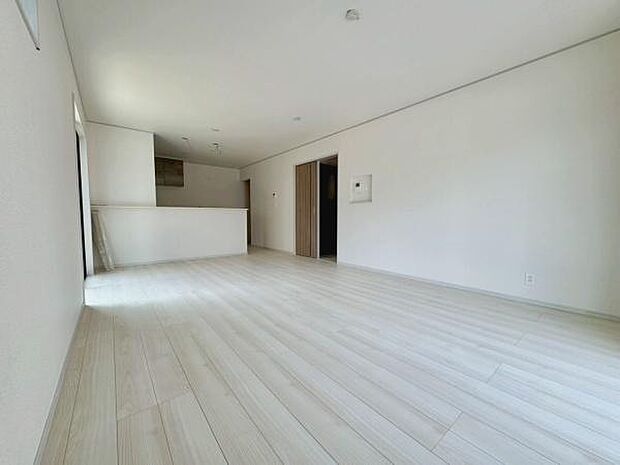 お料理をしながらリビングを見渡せる人気の縦型LDK♪