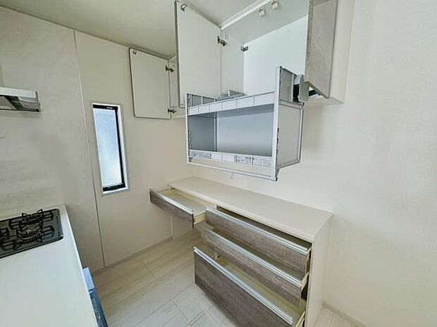 収納豊富なカップボード付き!キッチン横には棚付きパントリーもございます◎