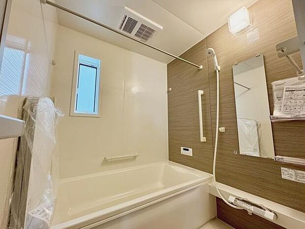 【浴室】浴室乾燥暖房機付きです。雨の日の洗濯物の乾燥やヒートショック対策としてもお使い頂けます。