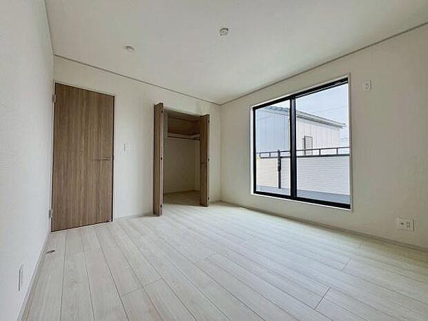 【2階 洋室 7.0帖】主寝室におススメなこちらの洋室は大容量のウォークインクローゼット付き◎バルコニーに出入り可能です。