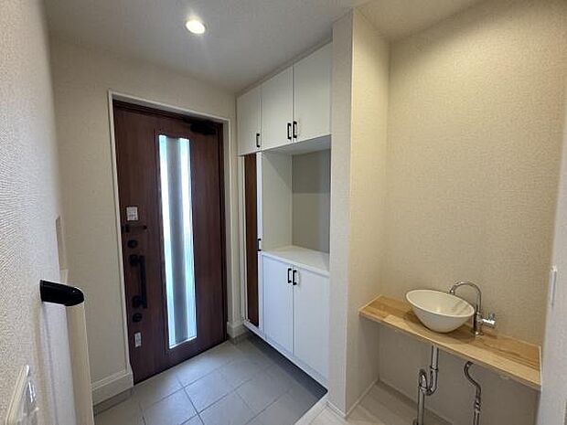 【玄関】飾り棚付きのシューズボックスは、お好みのインテリアなどを置いてお客様をおもてなし出来ます♪入ってすぐにある手洗い場で清潔を保てます!