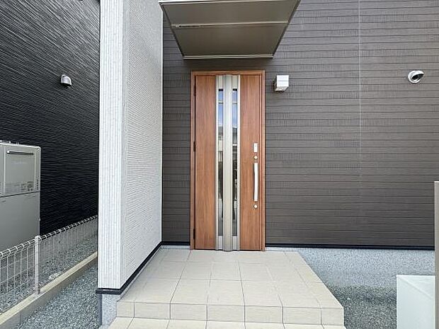 【玄関】奥行きのある屋根付きで雨の日も安心♪