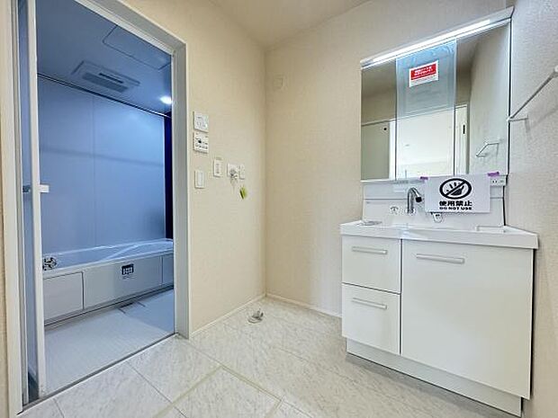 【洗面所】三面鏡の独立洗面台となっております。ストックなどを収納するのに便利な収納付きです◎