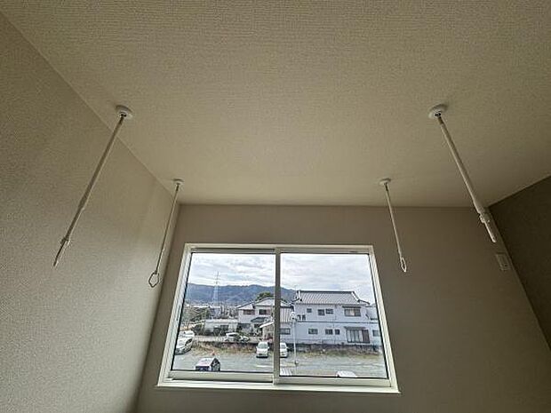 【2階洋室 南西側6帖】室内干し用の吊り下げ棒がついていて、雨の日でも安心して洗濯ができます!