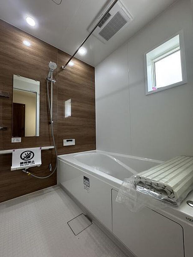 【浴室】浴室乾燥暖房機付きです。雨の日の洗濯物の乾燥やヒートショック対策としてもお使い頂けます。