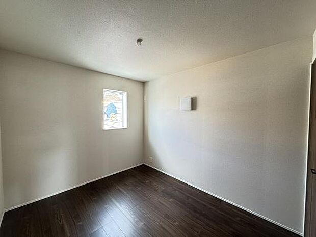 【2階洋室 北東側5.2帖】白の壁紙に木目調の床のお部屋!落ち着いた空間で過ごすことができます♪