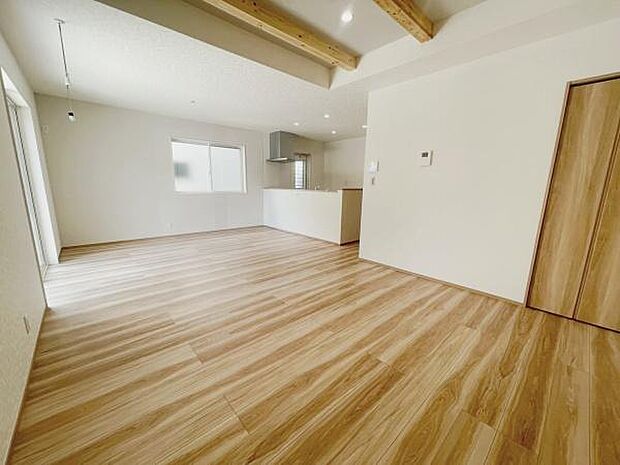 木目調の優しい雰囲気のリビングは、梁見せ天井で開放感があります◎