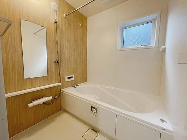 【浴室】浴室乾燥暖房機付きです。雨の日の洗濯物の乾燥やヒートショック対策としてもお使い頂けます。