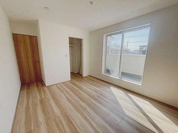 【2階 洋室 7.5帖】主寝室におススメなこちらの洋室はウォークインクローゼット付き◎バルコニーに出入り可能です。