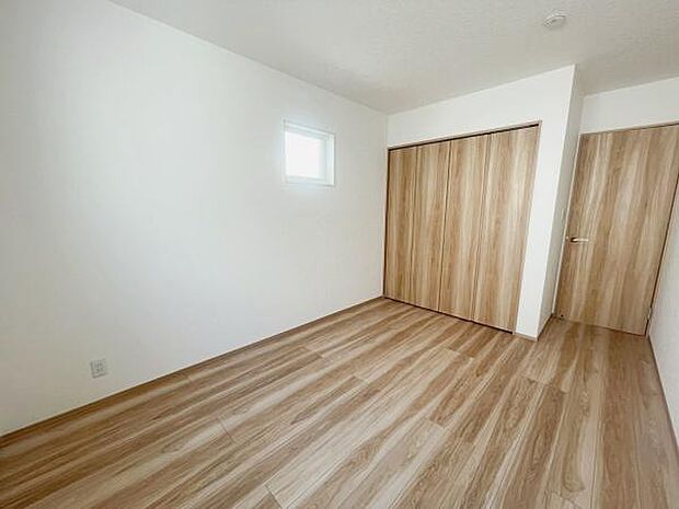 【2階 洋室 6.5帖】木目調の優しい雰囲気の洋室♪