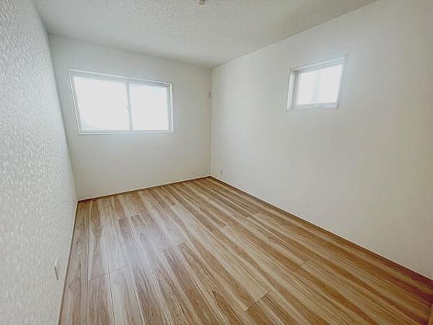 【2階 洋室 6.5帖】別角度全洋室2面採光で明るいです◎