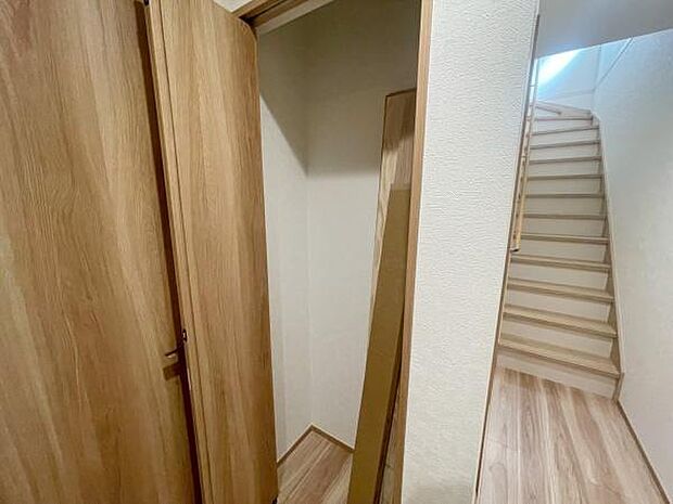 手すり付きの階段は小さなお子様やお年寄りのいるご家庭にも安心です♪玄関収納もあり◎