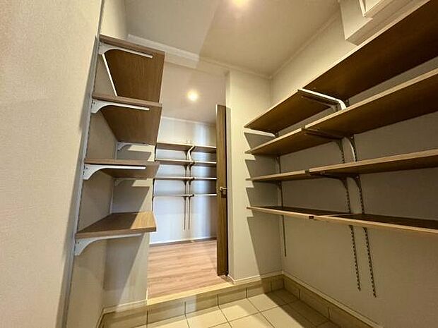土間収納から納戸へ繋がっており、荷物の運搬も楽々♪