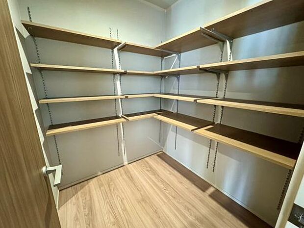 土間収納繋がりの納戸は、キッチン横にあり動線もバッチリです◎