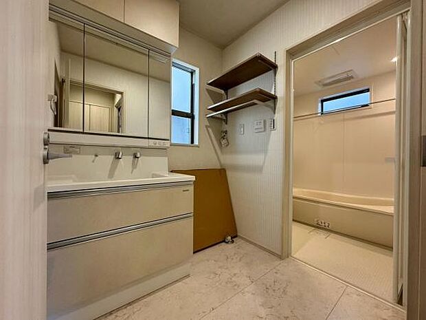 三面鏡の独立洗面台となっております。ストックなどを収納するのに便利な収納付きです◎