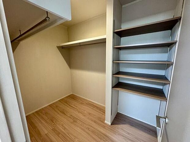 (ウォークインクローゼット)衣服はたたまずに収納でき、家事の手間が省けるウォークインクローゼット!季節毎やご夫婦で振り分けて収納できるので、取り出す時も便利です。