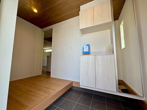 【玄関】広々としたホールの玄関♪飾り棚つきのシューズボックス◎