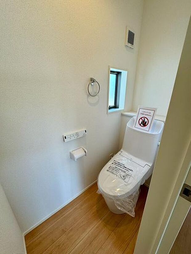 【2階 トイレ】衛生的な温水洗浄便座で快適にお使いいただけます◎