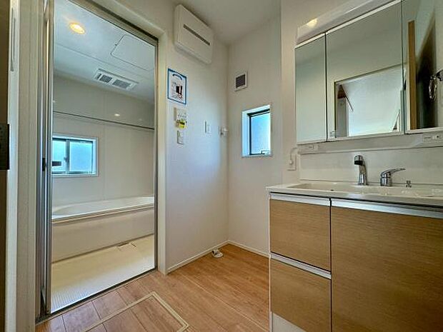 【洗面所】清潔感のある洗面所◎三面鏡の独立洗面台付きです♪