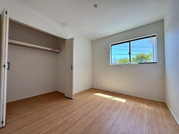 【洋室 5.25帖】南東に面した洋室は明るく過ごしやすい空間◎クローゼットもついているので収納に困りません♪