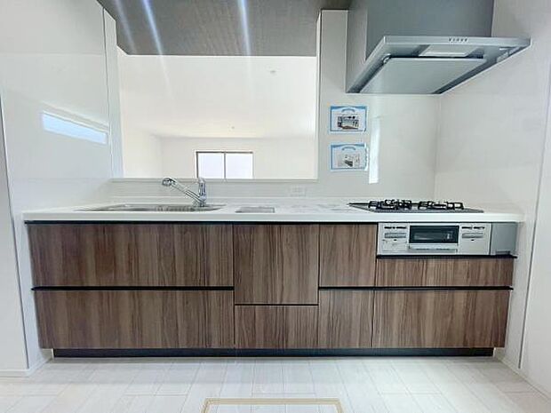 【対面式システムキッチン】三口コンロ、グリル、浄水器付きでお料理がはかどります♪