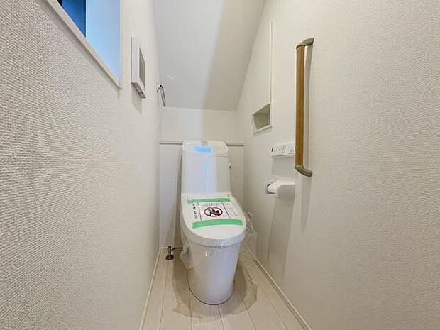 【1階 トイレ】衛生的な温水洗浄便座で快適にお使いいただけます。