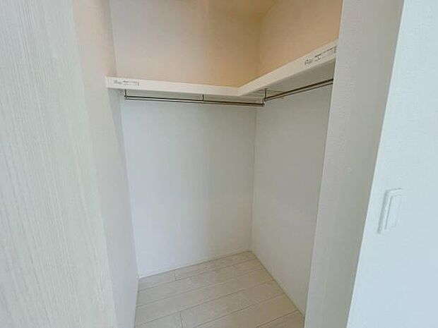 【2階 洋室 収納】大型のウォークインクローゼットは上部棚もついているので、衣類だけでなく寝具などの収納にも便利です♪