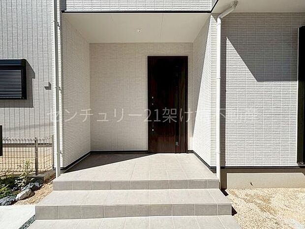 【玄関】奥行きのある屋根付きで雨の日も安心、ちょっとした物も置いていただけます♪