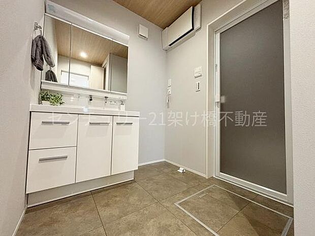 【洗面所】三面鏡の独立洗面台となっております。ストックなどを収納するのに便利な収納あり◎