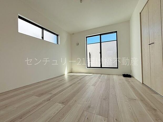 【2階洋室 7帖】バルコニーに面した洋室は主寝室にぴったり◎