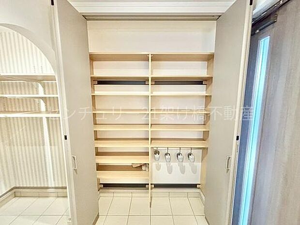 トールサイズの可動棚シューズボックス!土汚れの気になるアウトドア用品なども収納可能な土間収納付き!