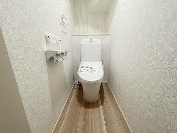 【1階 トイレ】衛生的な温水洗浄便座で快適にお使いいただけます。