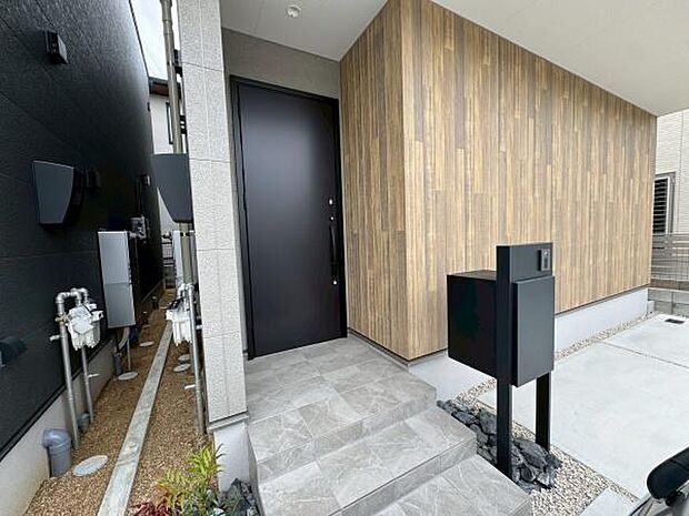 【玄関】シックな色が特徴的な玄関♪奥行きがあるので雨の日でも安心です!