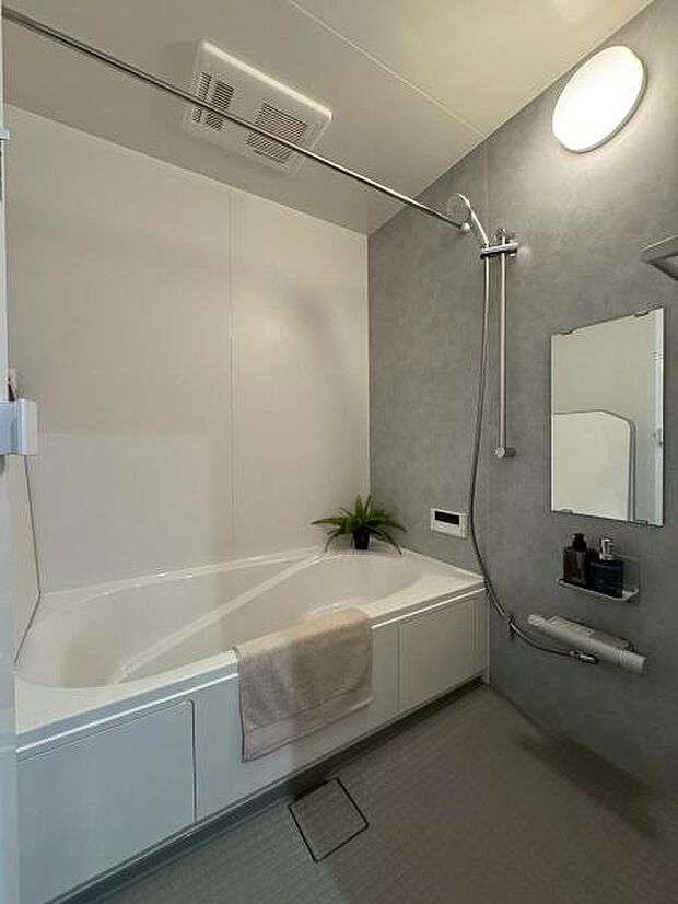 高級感のあるバスルーム♪浴室乾燥暖房機付きです。雨の日の洗濯物の乾燥やヒートショック対策としてもお使い頂けます。