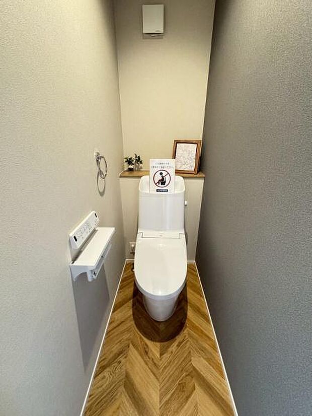 【2階 トイレ】衛生的な温水洗浄便座で快適にお使いいただけます。
