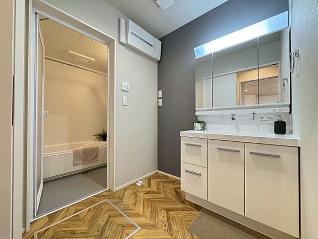 三面鏡の独立洗面台となっております。ストックなどを収納するのに便利な収納棚付きです◎