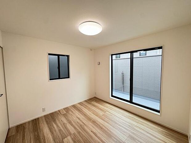 (2階 洋室 6.1帖)ゆとりの広さの南面主寝室は明るく静かなやすらぎのスペースです。収納力たっぷりのワイドなクローゼットを隣同士で2つ採用。