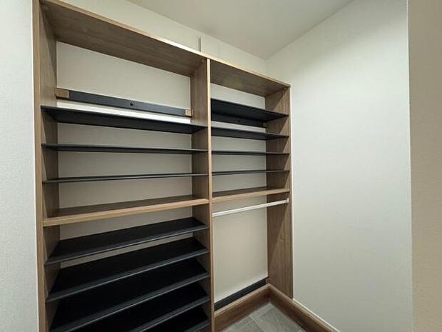 シューズインクローゼット中は棚付きで収納たっぷりです。2号棟