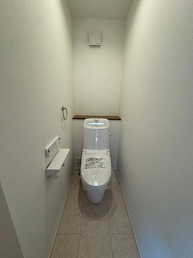 (1階トイレ)衛生的な温水洗浄便座で快適にお使いいただけます。