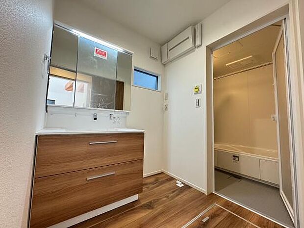 三面鏡の独立洗面台となっております。ストックなどを収納するのに便利な可動棚付きです◎ 2号棟