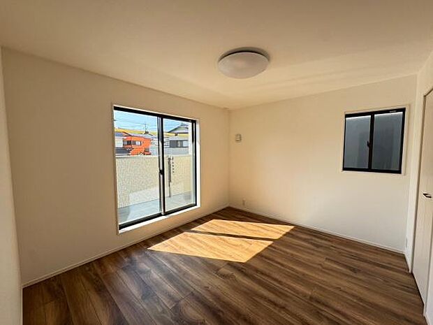 二階7帖洋室 バルコニーとW.I.C付で広々としたお部屋です。