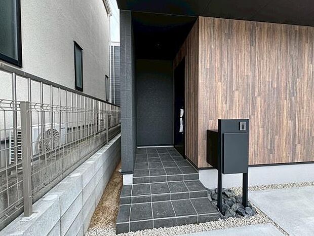 【玄関】シックな色が特徴的な玄関♪奥行きがあるので雨の日でも安心です!