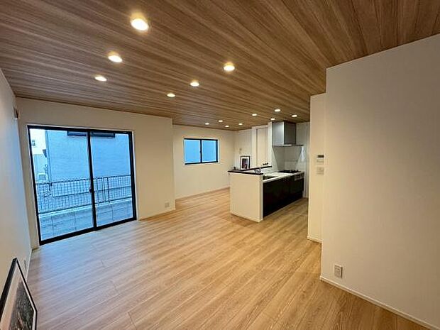 【リビング】木目の色味が清潔でやわらかい印象のリビング。