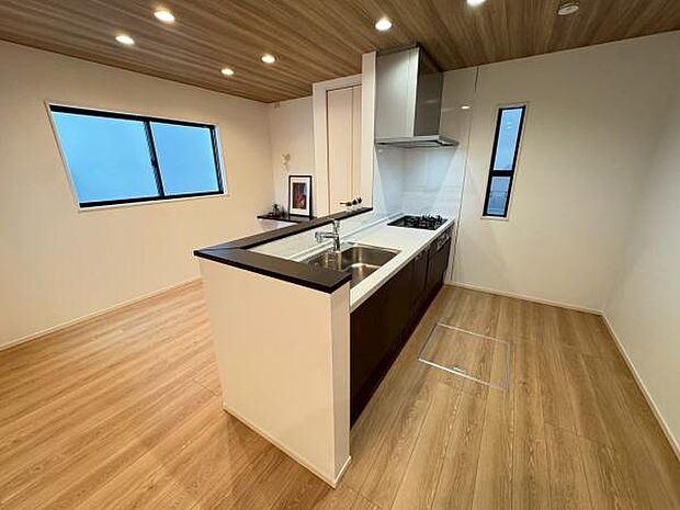 【キッチン】対面式キッチンなのでご家族を見守りながらお料理ができます。カウンターもあり、ちょっとした作業場やワークスペースに♪