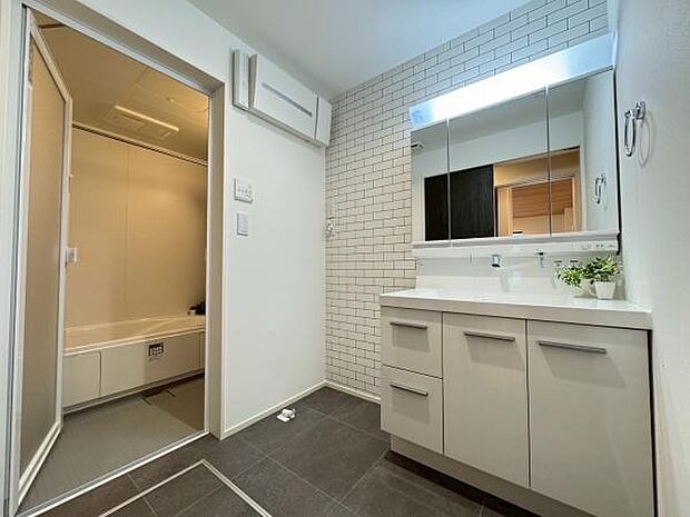 【洗面所】三面鏡の独立洗面台となっております。ストックなどを収納するのに便利な収納付きです◎