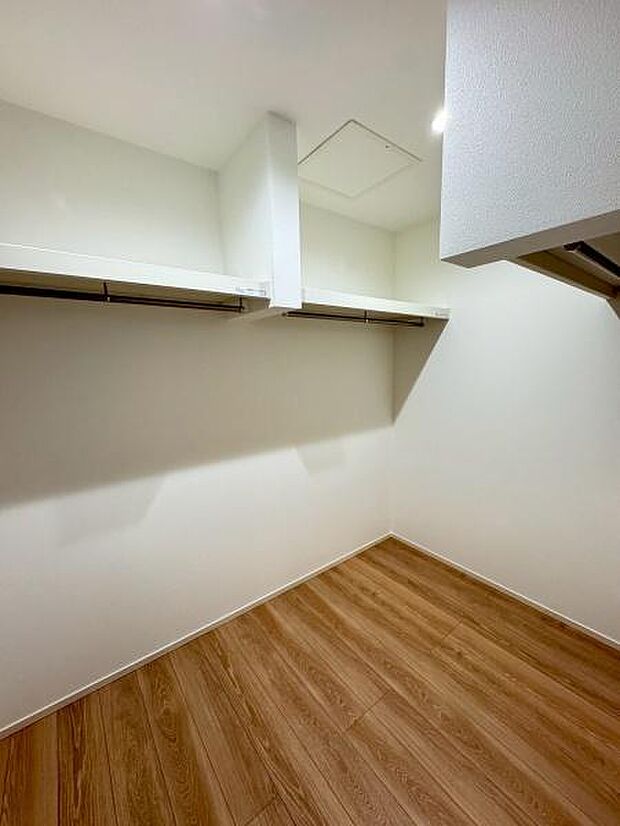 (2階廊下 収納部屋)広い収納で季節ものの収納に困りません♪