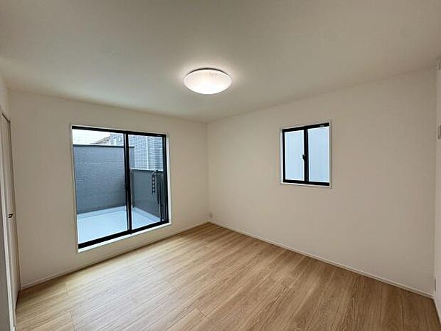 (2階 洋室 7.5帖)ウォークインクローゼット、収納付きで季節物の収納も安心。