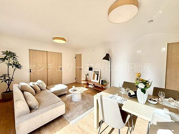 【LDK 16帖】リビング収納付きです。隣接する洋室を開ければ、より広々お使いいただけます。